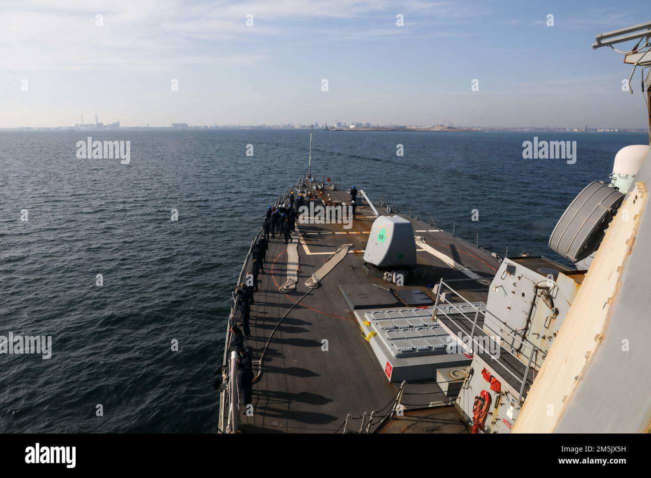 220321-N-HK187-2003 KOPENHAGEN, DÄNEMARK (21. März 2022) – Arleigh Burke-Class Guided-Missile Destroyer USS The Sullivans (DDG 68) fährt am 21. März 2022 in Kopenhagen an. Die Sullivans sind im europäischen Operationssaal tätig und beteiligen sich an einer Reihe von maritimen Aktivitäten zur Unterstützung der USA Sechste Flotte und NATO-Alliierten. Stockfoto