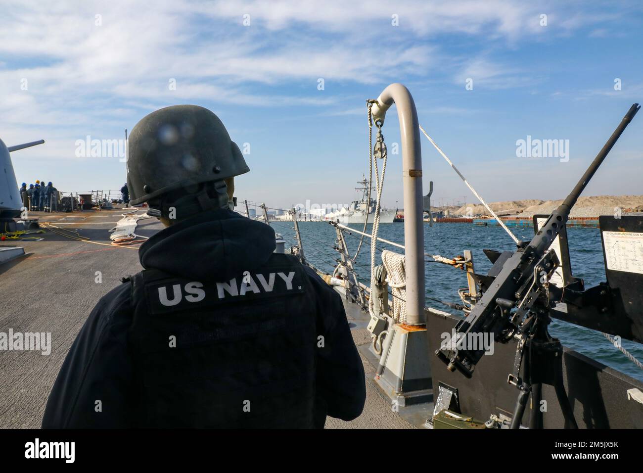 220321-N-HK187-2005 KOPENHAGEN, DÄNEMARK (21. MÄRZ 2022) – USA Navy Sailor, der der Arleigh-Burke-Klasse-Guided-Raketen-Zerstörerin USS zugewiesen wurde. Die Sullivans (DDG 68) stehen Wache, während sie am 21. März 2022 in den Hafen von Kopenhagen, Dänemark, einlaufen. Die Sullivans sind im europäischen Operationssaal tätig und beteiligen sich an einer Reihe von maritimen Aktivitäten zur Unterstützung der USA Sechste Flotte und NATO-Alliierten. Stockfoto