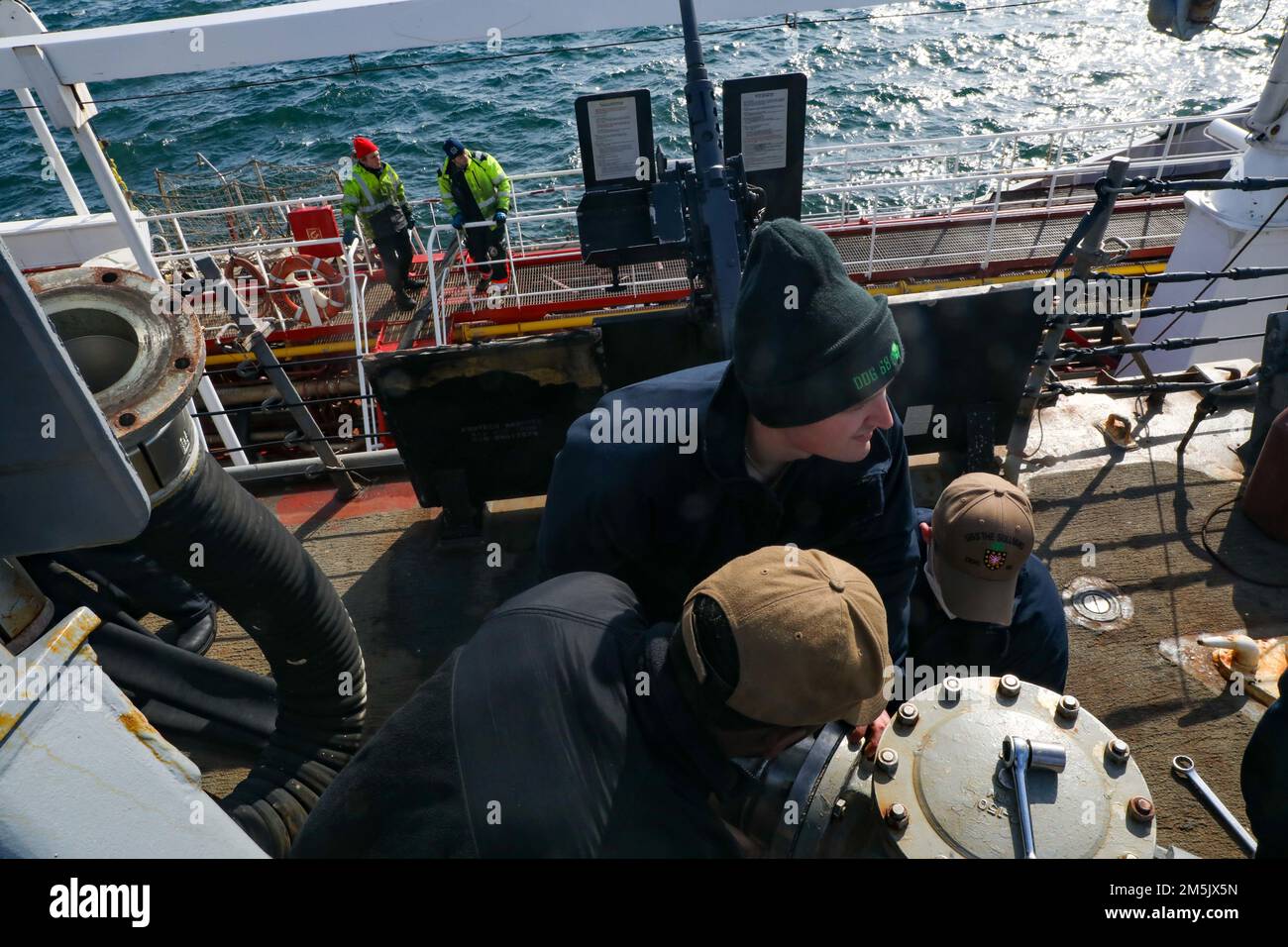 220321-N-HK187-1006 KOPENHAGEN, DÄNEMARK (21. MÄRZ 2022) – USA Marinesoldaten, die der Arleigh-Burke-Klasse-Guided-Missile Destroyer USS, den Sullivans (DDG 68), neben dem dänischen Tankschiff zugeteilt wurden, bereiten sich auf die Treibstoffentwicklung am 21. März 2022 vor. Die Sullivans sind im europäischen Operationssaal tätig und beteiligen sich an einer Reihe von maritimen Aktivitäten zur Unterstützung der USA Sechste Flotte und NATO-Alliierten. Stockfoto
