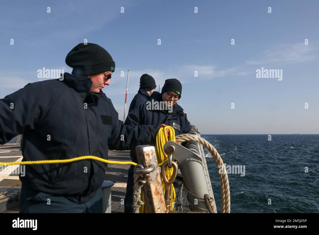 220321-N-HK187-2004 KOPENHAGEN, DÄNEMARK (21. MÄRZ 2022) – USA Marinesoldaten, die der Arleigh-Burke-Klasse-Guided-Missile Destroyer USS zugewiesen wurden, fahren am 21. März 2022 in den Hafen von Kopenhagen, Dänemark, an. Die Sullivans (DDG 68) ziehen an. Die Sullivans sind im europäischen Operationssaal tätig und beteiligen sich an einer Reihe von maritimen Aktivitäten zur Unterstützung der USA Sechste Flotte und NATO-Alliierten. Stockfoto