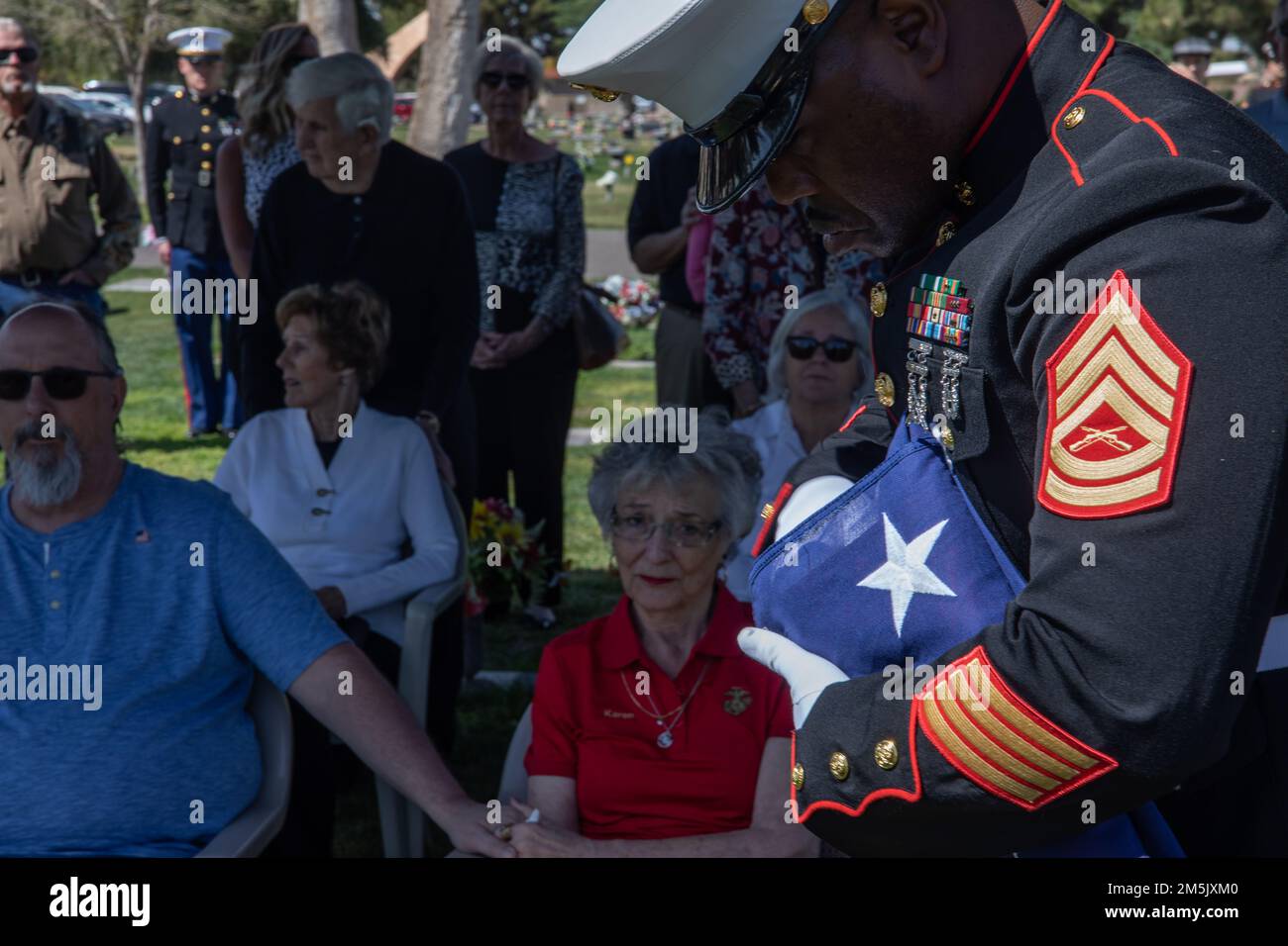 Gunnery Sgt., Serge Alphonse, Site Support Phoenix Folds an American Flag zu Ehren von LT. Oberst David Althoff (pensioniert), im Valley of the Sun Mortuary and Cemetery, Chandler Arizona, 21. März 2022. Althoff diente als Pilot im Vietnamkrieg und absolvierte über 1.000 Kampfmissionen. Ihm wird zugeschrieben, Hunderte von Marines zu retten, die im Kampf schwer verletzt wurden und der Empfänger von drei Silbernen Sternen, drei ausgezeichneten fliegenden Kreuzen, einem Bronzestern, einer Meritorious Service Medaille und 55 Luftmedaillen war. Stockfoto