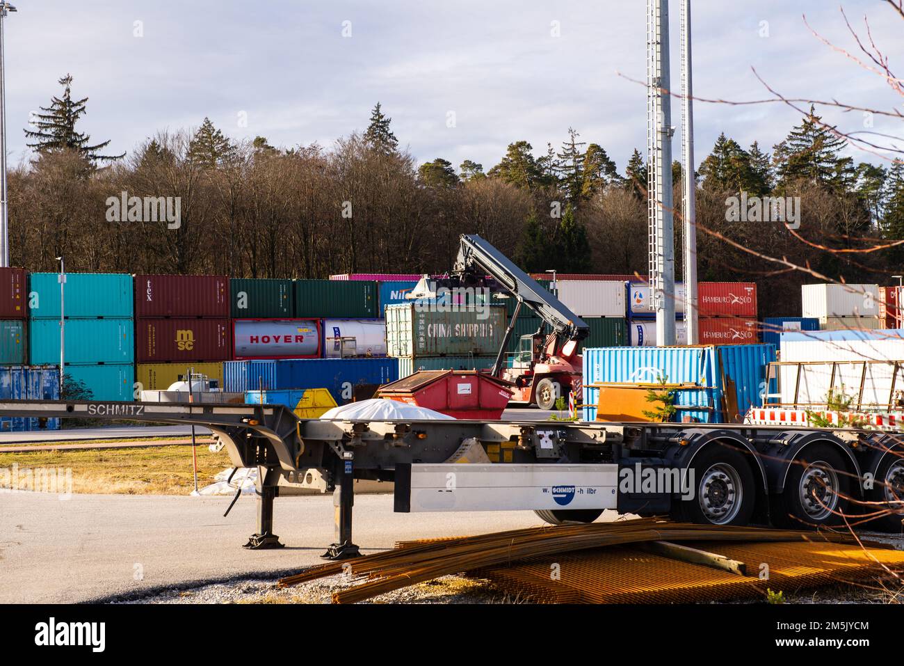 Burghausen, Deutschland--Dezember 29,2022: Ein Gabelstapler bewegt Frachtcontainer auf einem Bahnhofplatz. Stockfoto