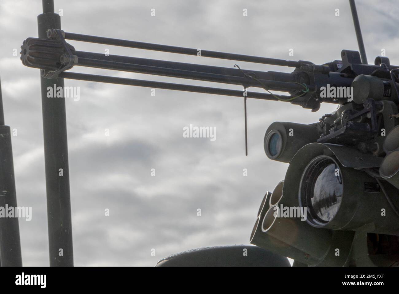 Eine gemeinsame ferngesteuerte Waffenstation mit Einer m2 .50-mm-Maschinenpistole vom 1. Bataillon, 24. Infanterie-Regiment, 1. Stryker-Brigade-Kampfteam, US Army Alaska beobachtet die Holzlinie für OPFOR 21. März 2022 auf dem Donnelly-Trainingsbereich für Joint Pacific Multinational Readiness Center 22-02. JPMRC 22-02 demonstriert die Teamarbeit zwischen widerstandsfähigen und gut ausgebildeten Soldaten, modernisierter und robuster Ausrüstung für kaltes Wetter und einzigartigen TTPs in arktischen Umgebungen. (Foto von Staff Sgt. Christopher Dennis/USARAK PAO NCO) Stockfoto