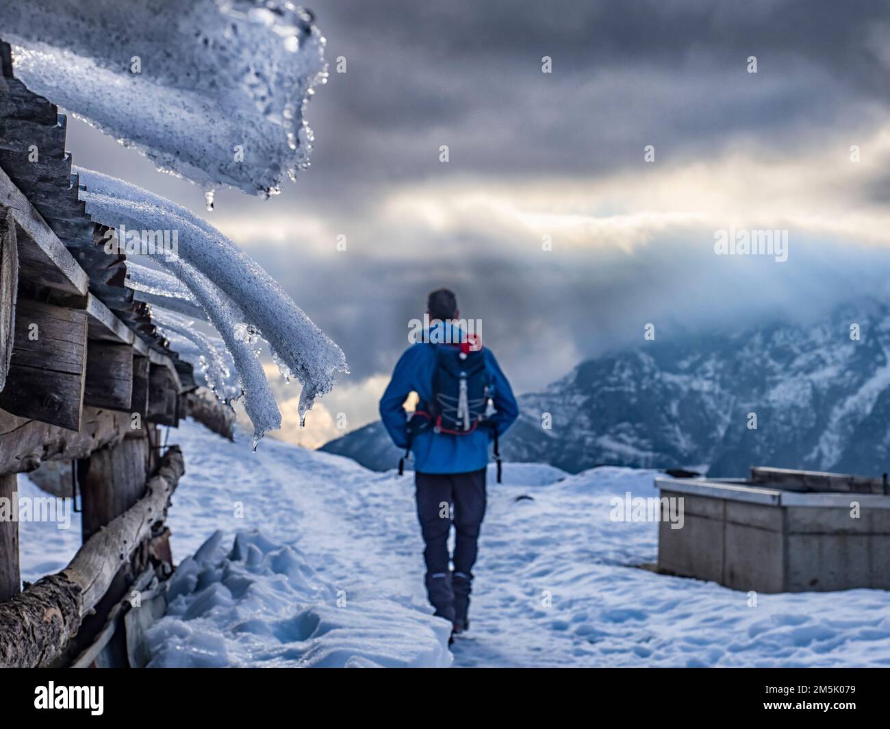 Trekking-Szene im Winter auf den italienischen alpen Stockfoto