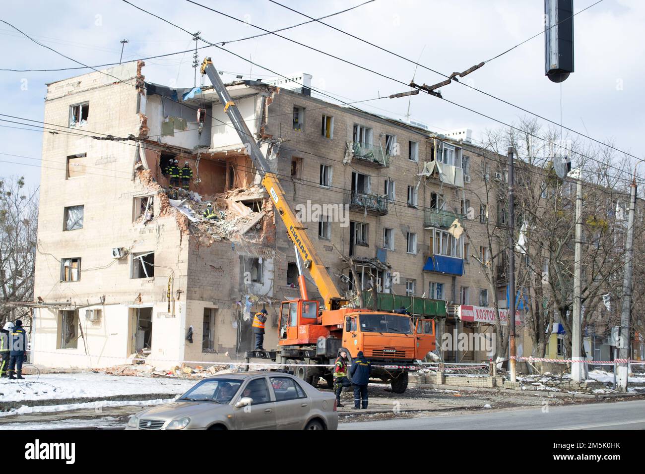 Charkiv, Charkow, Ukraine - 05.07.2022: Russische Aggression in der ukrainischen Stadt von außen Demontage zerstörte Wohngebäude, bombardiert abstürzte Stockfoto