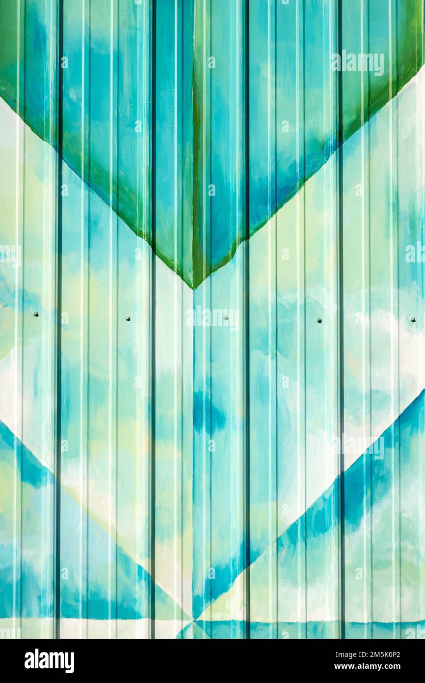 Farbenfrohe Steppmuster mit Amish-Stern auf Aluminiumverkleidung in kühlen Farbtönen. Stockfoto