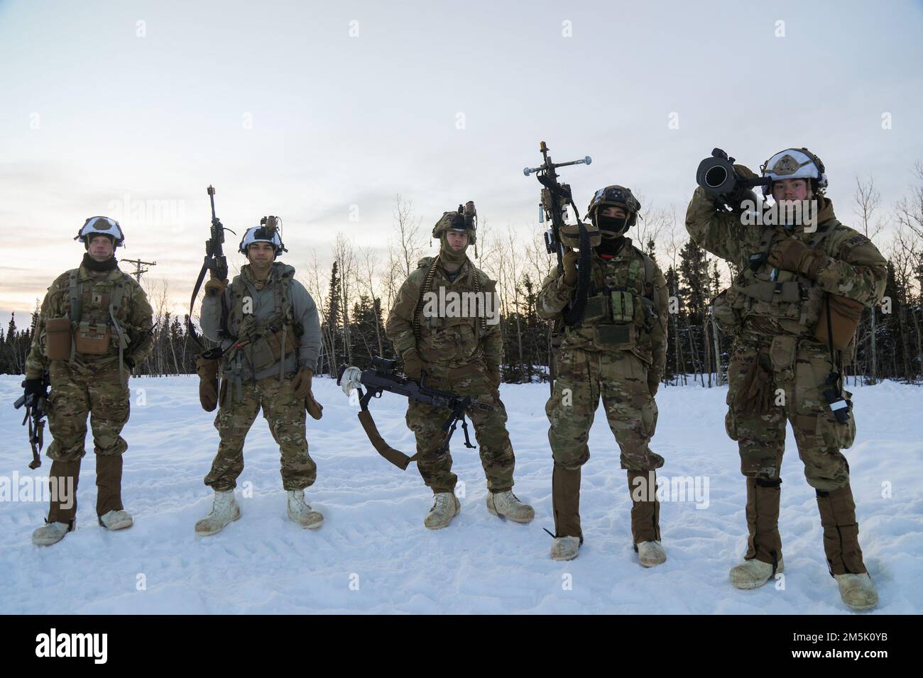 Fallschirmjäger aus dem 1. Bataillon, dem 501. Fallschirmspringer-Infanterie-Regiment, dem 4. Infanterie-Kampfteam, der 25. Infanterie-Division, der Spartan-Brigade, schlagen eine Gruppenposition ein, bevor sie ihre Kampfposition gegen Stryker und Infanterie-Truppen von 1. Stryker-Brigaden-Kampfteam, 25. Infanteriedivision, verteidigen. Während des Joint Pacific Multinational Readiness Center Rotation 22-02 bei Fort Greely, Alaska, 21. März 2022. JPMRC 22-02 ist das erste regionale Kampftrainingszentrum in Alaska. Es konzentriert sich auf großmaßstäbliche Kampfoperationen (Large Scale Combat Operations, LSCO) und testet die Kampfbereitschaft des 1-25 SBCT w Stockfoto