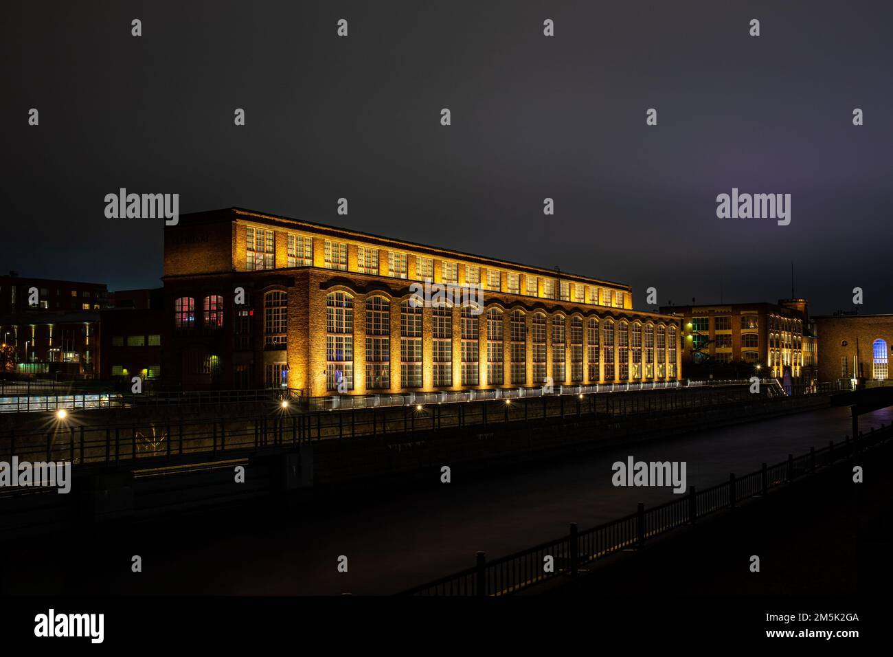 Beleuchtetes Vapriikki Museumszentrum nach Einbruch der Dunkelheit in Tampere, Finnland Stockfoto