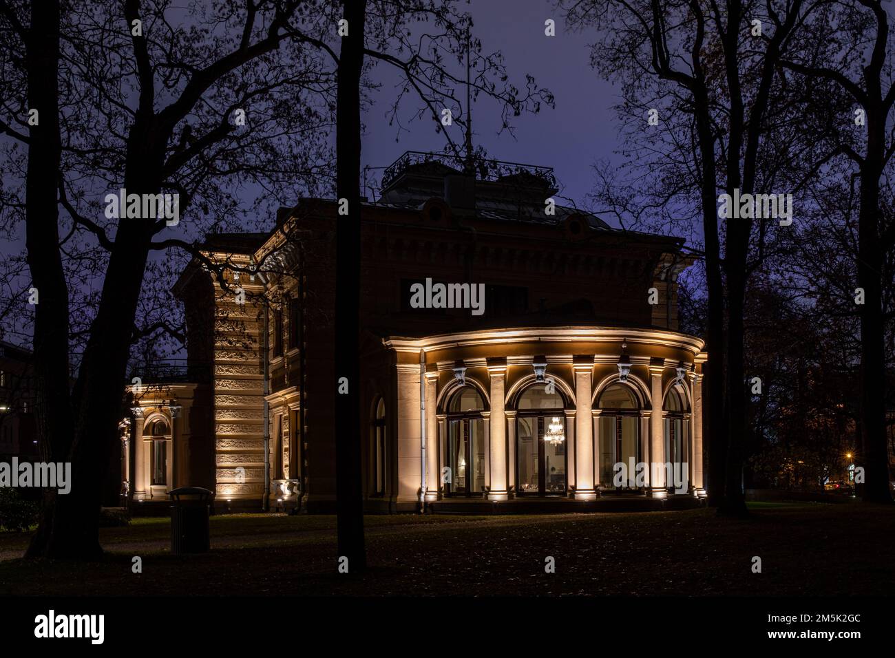 Beleuchteter Finlaysonin Palatsi im Neo-Renaissance-Stil nach Einbruch der Dunkelheit in Tampere, Finnland Stockfoto