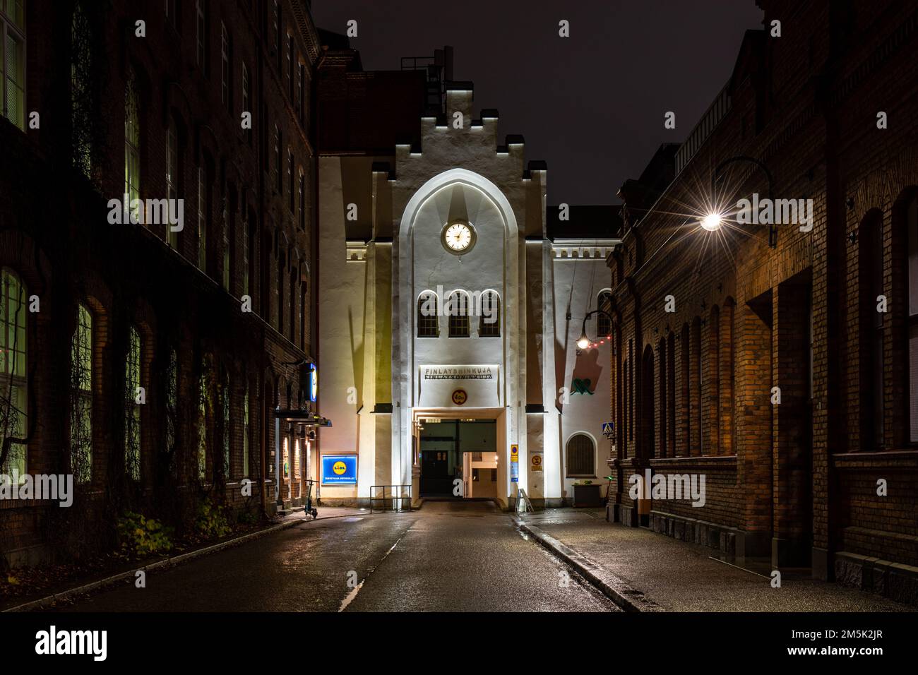 Finlaysoninkatu nach Einbruch der Dunkelheit in Tampere, Finnland Stockfoto