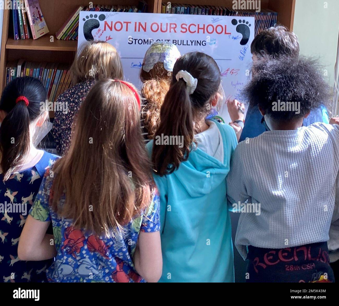 Zum Abschluss eines Kurses am 21. März unterzeichnete eine Gruppe von Viertklässlern und Fünftklässlern in der Aukamm-Grundschule eine Vereinbarung, die ihre Verpflichtung zur Anerkennung, Verhinderung und Beendigung von Mobbing zum Ausdruck bringt. Stockfoto