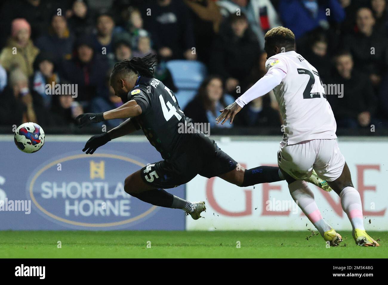 Kasey Palmer #45 aus Coventry City wird während des Sky Bet Championship-Spiels Coventry City vs Cardiff City in der Coventry Building Society Arena, Coventry, Großbritannien, vom Cédric Kipré #23 vereitelt (Foto: Nick Browning/News Images), 29. Dezember 2022 Stockfoto