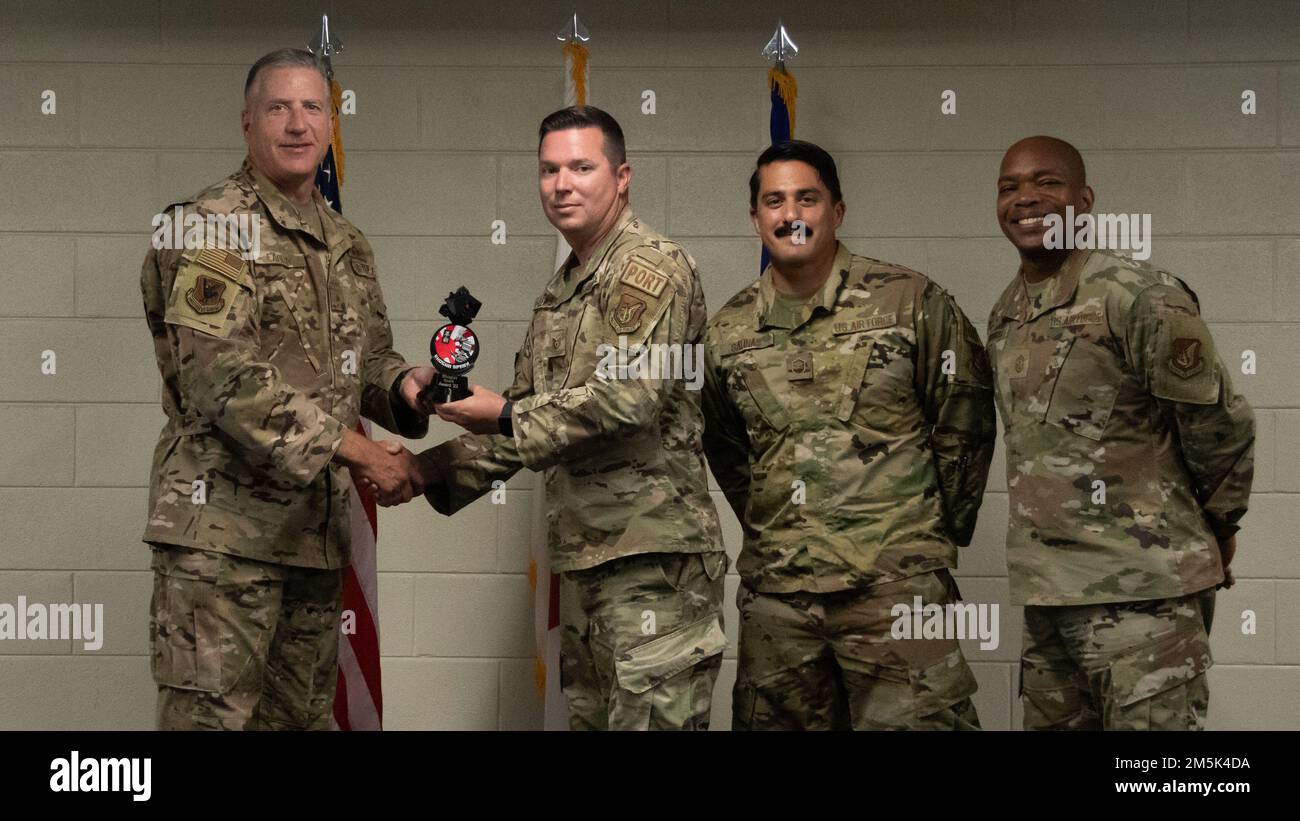 USA Luftwaffenbrücke. General David Eaglin, 18. Flügelkommandant, überreicht den Shogun Spark Award an Tech. Sgt. Michael Lewis, 18. Logistics Readiness Squadron Air Transport Function Supervisor, anlässlich der 5. Jährlichen Shogun Spark Veranstaltung am Kadena Air Base, Japan, 21. März 2022. Die Siegerideen beim Shogun Spark Event werden verfeinert und eingereicht, um bei der Pacific Air Forces Spark Tank Veranstaltung im April mitzumachen. Stockfoto