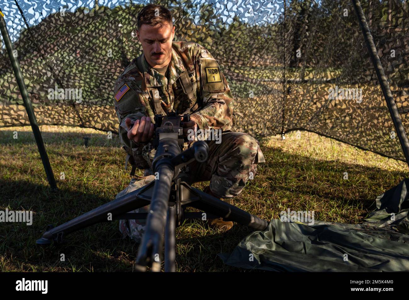 U.S. Army Sgt. Matthew Fiore, ein UH-60 Black Hawk Crew Chief, repräsentiert das in Marietta ansässige 78. Aviation Truppenkommando, Georgia Army National Guard National Guard, führt die m2 Maschinengewehrauswertung während des 2022 Georgia National Guard Best Warrior Competition in Fort Stewart, Georgia, 21. März 2022, durch. Der Wettbewerb der besten Krieger testet die Bereitschaft und Anpassungsfähigkeit unserer Streitkräfte und bereitet unsere georgischen Wachmänner auf die unvorhersehbaren Herausforderungen von heute vor. Stockfoto