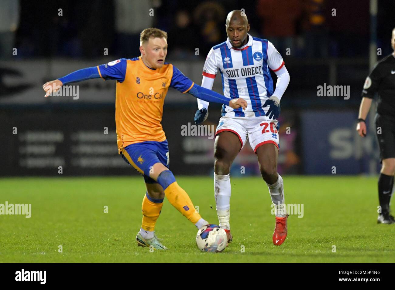 Mohamad Sylla von Hartlepool United hält George Maris von Mansfield Town während des Spiels der Sky Bet League 2 zwischen Hartlepool United und Mansfield Town am Donnerstag, den 29. Dezember 2022, im Victoria Park in Hartlepool an. (Kredit: Scott Llewellyn | MI News) Kredit: MI News & Sport /Alamy Live News Stockfoto