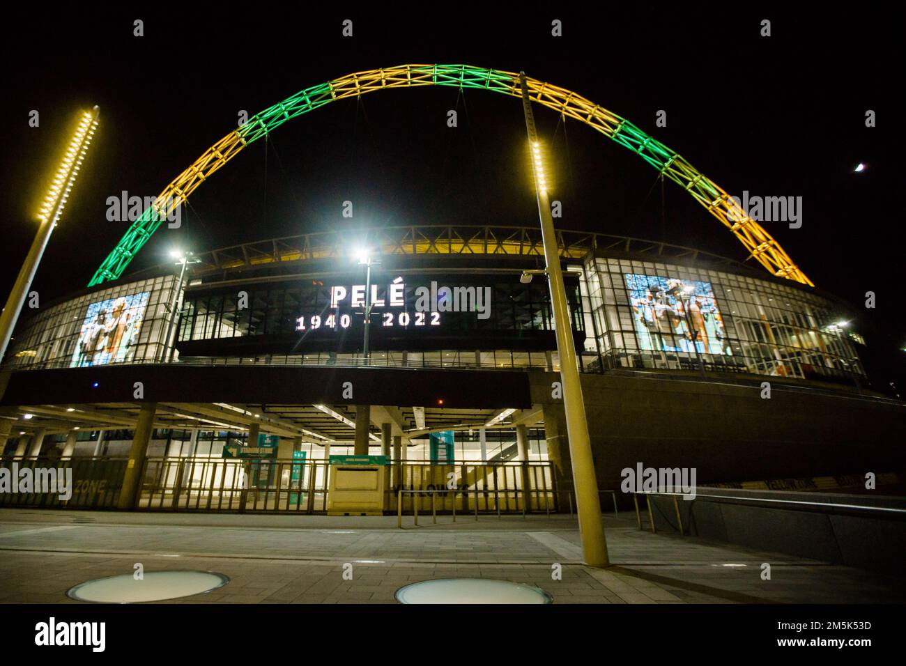 Wembley Stadium, 29. Dezember 2022. Heute Abend wurde der berühmte Wembley Arch in den brasilianischen Farben Grün und Gelb beleuchtet, um den Tod von Pelé zu begehen. Ein Spieler, dessen Talent das Fußballspiel erleuchtete. Foto: Amanda Rose/Alamy Live News Stockfoto