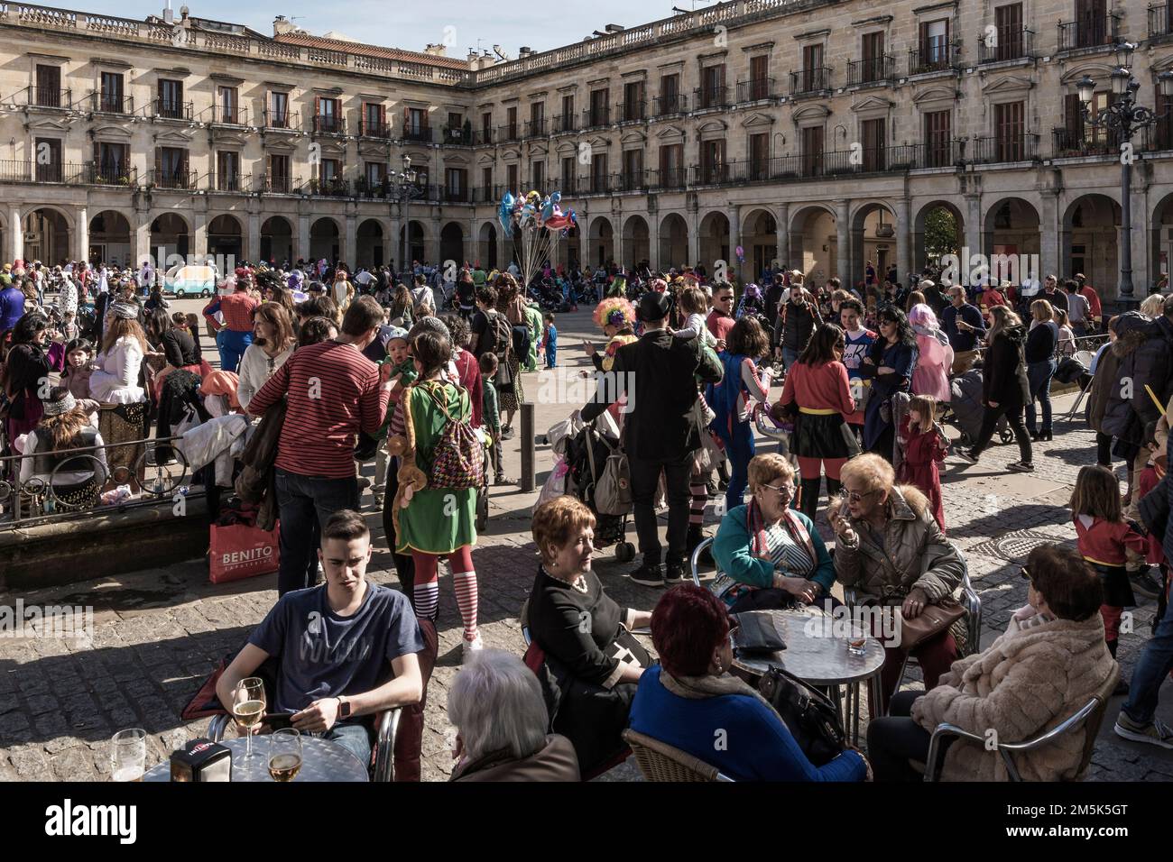 Viele Menschen verkleideten sich für den Karneval auf den Terrassen des Hauptplatzes der Stadt Vitoria Gasteiz, Alava, Euskadi, Baskenland, Spanien Stockfoto