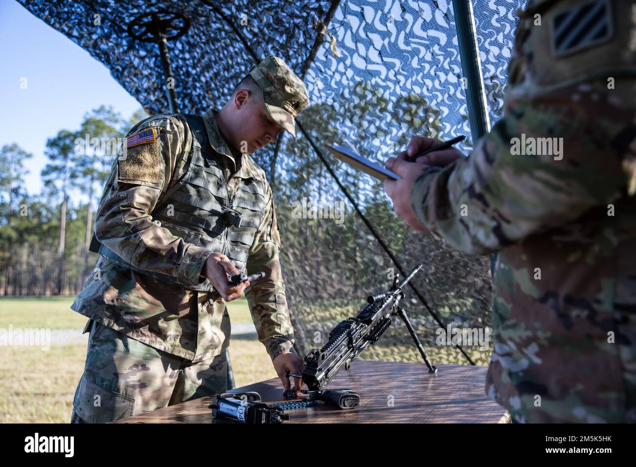 U.S. Army Sgt. Michael McNerney, Fallschirmspringer, repräsentiert das 78. Truppenkommando der Georgia Army National Guard in Marietta, führt am M249. Trupp automatische Waffenfunktionsprüfung durch während des 2022. Georgia National Guard Best Warrior Competition in Fort Stewart, Georgia, 21. März 2022. Der Wettbewerb der besten Krieger testet die Bereitschaft und Anpassungsfähigkeit unserer Streitkräfte und bereitet unsere georgischen Wachmänner auf die unvorhersehbaren Herausforderungen von heute vor. Stockfoto