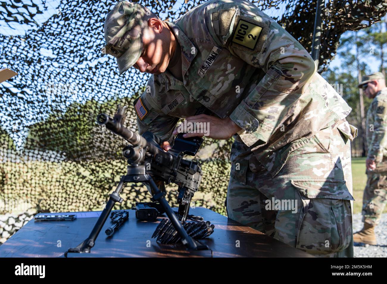 U.S. Army Staff Sgt. David Dividu, ein Infanterist, der die in Columbus ansässige 648. Manöver Enhancement Brigade der Georgia Army National Guard repräsentiert, führt während des 2022 21. März 2022 in Fort Stewart, Georgia, eine M240 Machine Gun Function Check durch. Der Wettbewerb der besten Krieger testet die Bereitschaft und Anpassungsfähigkeit unserer Streitkräfte und bereitet unsere georgischen Wachmänner auf die unvorhersehbaren Herausforderungen von heute vor. Stockfoto