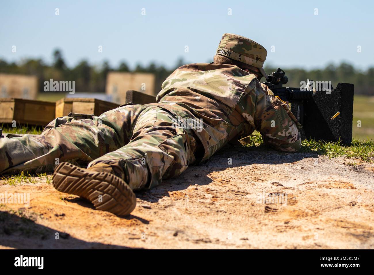 USA Randall Brown, ein Militärpolizist, der die 201. Regional Support Group der Georgia Army National Guard mit Sitz in Marietta repräsentiert, engagiert sich während der Qualifizierungsveranstaltung für Waffen während des Bestkriegerwettbewerbs der Georgia National Guard 2022 in Fort Stewart, Georgia, 21. März 2022. Der Wettbewerb der besten Krieger testet die Bereitschaft und Anpassungsfähigkeit unserer Streitkräfte und bereitet unsere georgischen Wachmänner auf die unvorhersehbaren Herausforderungen von heute vor. Stockfoto