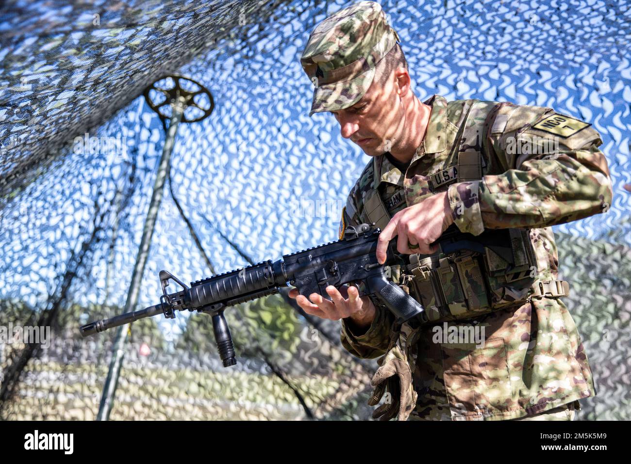 USA Army Sgt. James Meacham, ein Infanterie-Mann, der das in Macon ansässige 48. Infanterie-Brigade-Kampfteam der Georgia Army National Guard repräsentiert, zerlegt ein M4-Gewehr während des 2022 Georgia National Guard Best Warrior Competition in Fort Stewart, Georgia, 21. März 2022. Der Wettbewerb der besten Krieger testet die Bereitschaft und Anpassungsfähigkeit unserer Streitkräfte und bereitet unsere georgischen Wachmänner auf die unvorhersehbaren Herausforderungen von heute vor. Stockfoto
