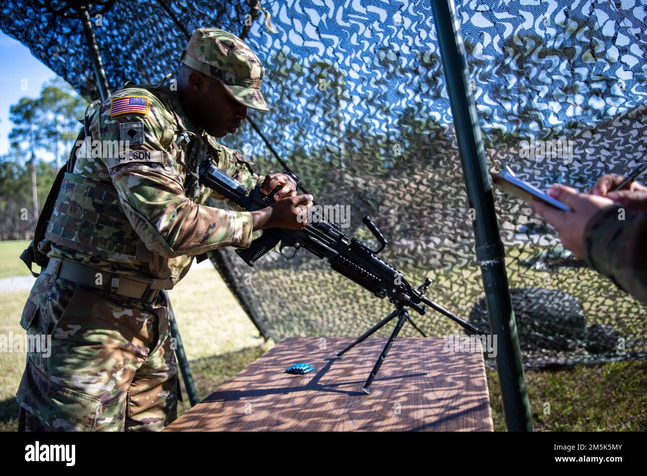 USA Cameron Wilson, ein UH-60 Black Hawk Crew Chief, repräsentiert das 78. Luftfahrt-Truppenkommando der Georgia Army National Guard in Marietta, führt während des 2022. Georgia National Guard Best Warrior Competition in Fort Stewart, Georgia, am 21. März 2022 eine automatische Waffenfunktionsprüfung der M249. Einheit durch. Der Wettbewerb der besten Krieger testet die Bereitschaft und Anpassungsfähigkeit unserer Streitkräfte und bereitet unsere georgischen Wachmänner auf die unvorhersehbaren Herausforderungen von heute vor. Stockfoto