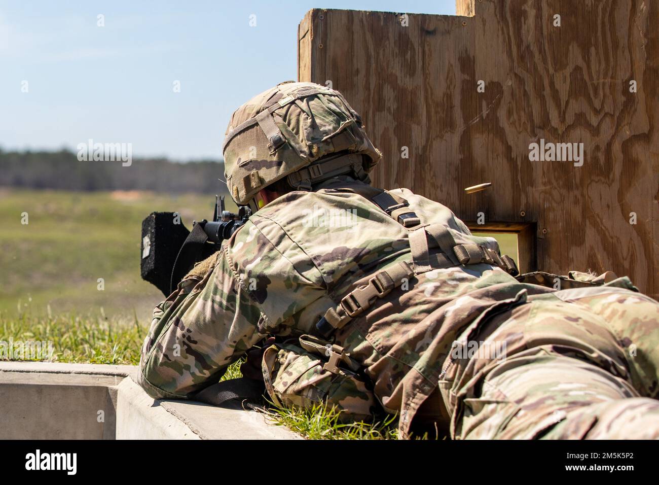 USA Keenan Baxter, ein Mörser, der das in Macon ansässige 48. Infanterie-Brigade-Kampfteam der Georgia Army National Guard repräsentiert, engagiert sich bei der Waffenqualifizierung während des 2022 Georgia National Guard Best Warrior Competition in Fort Stewart, Georgia, 21. März 2022. Der Wettbewerb der besten Krieger testet die Bereitschaft und Anpassungsfähigkeit unserer Streitkräfte und bereitet unsere georgischen Wachmänner auf die unvorhersehbaren Herausforderungen von heute vor. Stockfoto