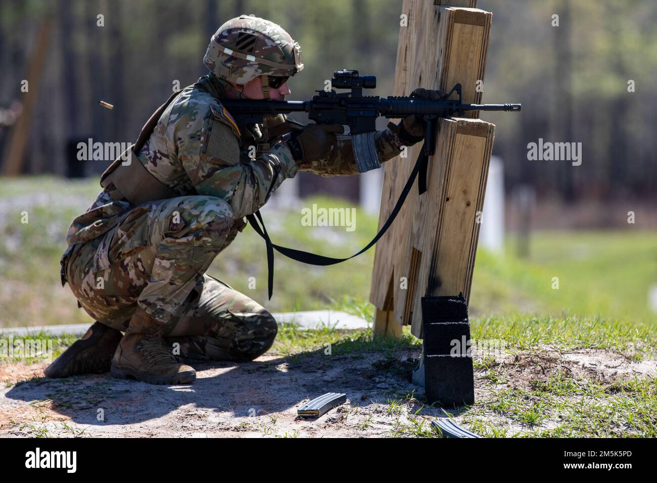 U.S. Army Sgt. John Dabbs, ein Infanterie-Mann, der das in Macon ansässige 48. Infanterie Brigade Combat Team der Georgia Army National Guard repräsentiert, engagiert sich während des 2022 Georgia National Guard Best Warrior Competition in Fort Stewart, Georgia, 21. März 2022, bei der Waffenqualifizierung. Der Wettbewerb der besten Krieger testet die Bereitschaft und Anpassungsfähigkeit unserer Streitkräfte und bereitet unsere georgischen Wachmänner auf die unvorhersehbaren Herausforderungen von heute vor. Stockfoto