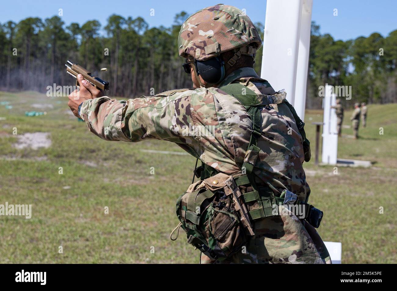 USA Army SPC. Sterling Brewer, ein militärischer Polizeibeamter, der die 201. Regional Support Group mit Sitz in Marietta repräsentiert, nimmt das Pistolenevent M17 während des 2022 Georgia National Guard Best Warrior Competition in Fort Stewart, Georgia, am 21. März 2022 ins Visier. Der Wettbewerb der besten Krieger testet die Bereitschaft und Anpassungsfähigkeit unserer Streitkräfte und bereitet unsere georgischen Wachmänner auf die unvorhersehbaren Herausforderungen von heute vor. Stockfoto