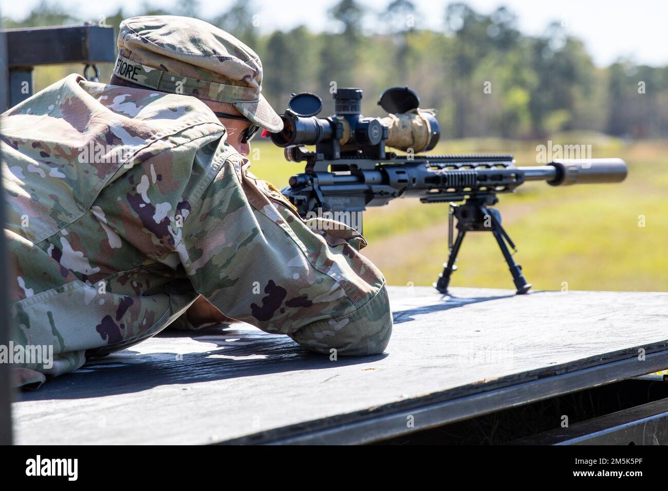 U.S. Army Sergeant Matthew Fiore, ein UH-60 Black Hawk CrewChief, der das 78. Lufttruppenkommando der Georgia National Guard in Marietta repräsentiert, greift Ziele mit dem M2010 Enhanced Sniper Rifle auf dem Sniper Event während des 2022 Georgia National Guard Best Warrior Competition in Fort Stewart, Georgia, 21. März 2022 an. Der Wettbewerb der besten Krieger testet die Bereitschaft und Anpassungsfähigkeit unserer Streitkräfte und bereitet unsere georgischen Wachmänner auf die unvorhersehbaren Herausforderungen von heute vor. Stockfoto