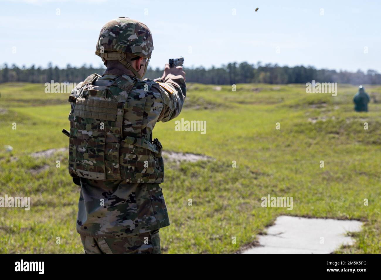 USA Skylar Steen, ein Fallschirmspringer, der das 78. Truppenkommando der Georgia Army National Guard mit Sitz in Marietta repräsentiert, setzt sich während des 2022. Wettbewerbs der Georgia National Guard Best Warrior in Fort Stewart, Georgia, am 21. März 2022 auf Ziele bei M17 Pistolenveranstaltungen. Der Wettbewerb der besten Krieger testet die Bereitschaft und Anpassungsfähigkeit unserer Streitkräfte. Wir bereiten unsere Guardsmen in Georgien auf die unvorhersehbaren Herausforderungen von heute vor. Stockfoto