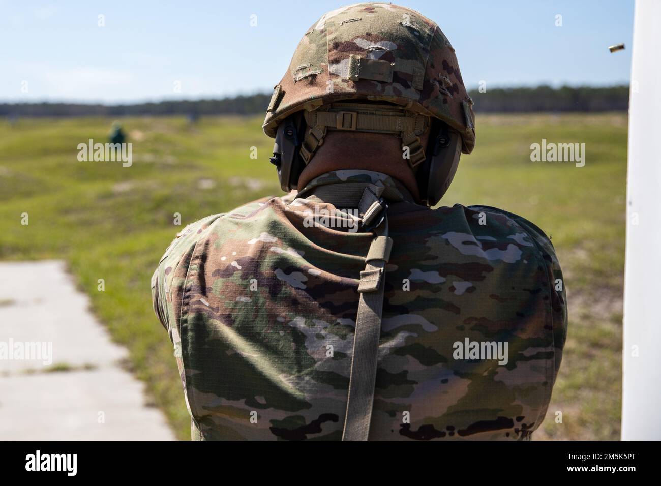 U.S. Army Sgt. William McNerney, ein Fallschirmspringer, der das 78. Truppenkommando der Georgia National Guard mit Sitz in Marietta repräsentiert, greift Ziele während des M17. Pistolenereignisses während des 2022. Georgia National Guard Best Warrior Competition in Fort Stewart, Georgia, 21. März 2022 an. Der Wettbewerb der besten Krieger testet die Bereitschaft und Anpassungsfähigkeit unserer Streitkräfte und bereitet unsere georgischen Wachmänner auf die unvorhersehbaren Herausforderungen von heute vor. Stockfoto