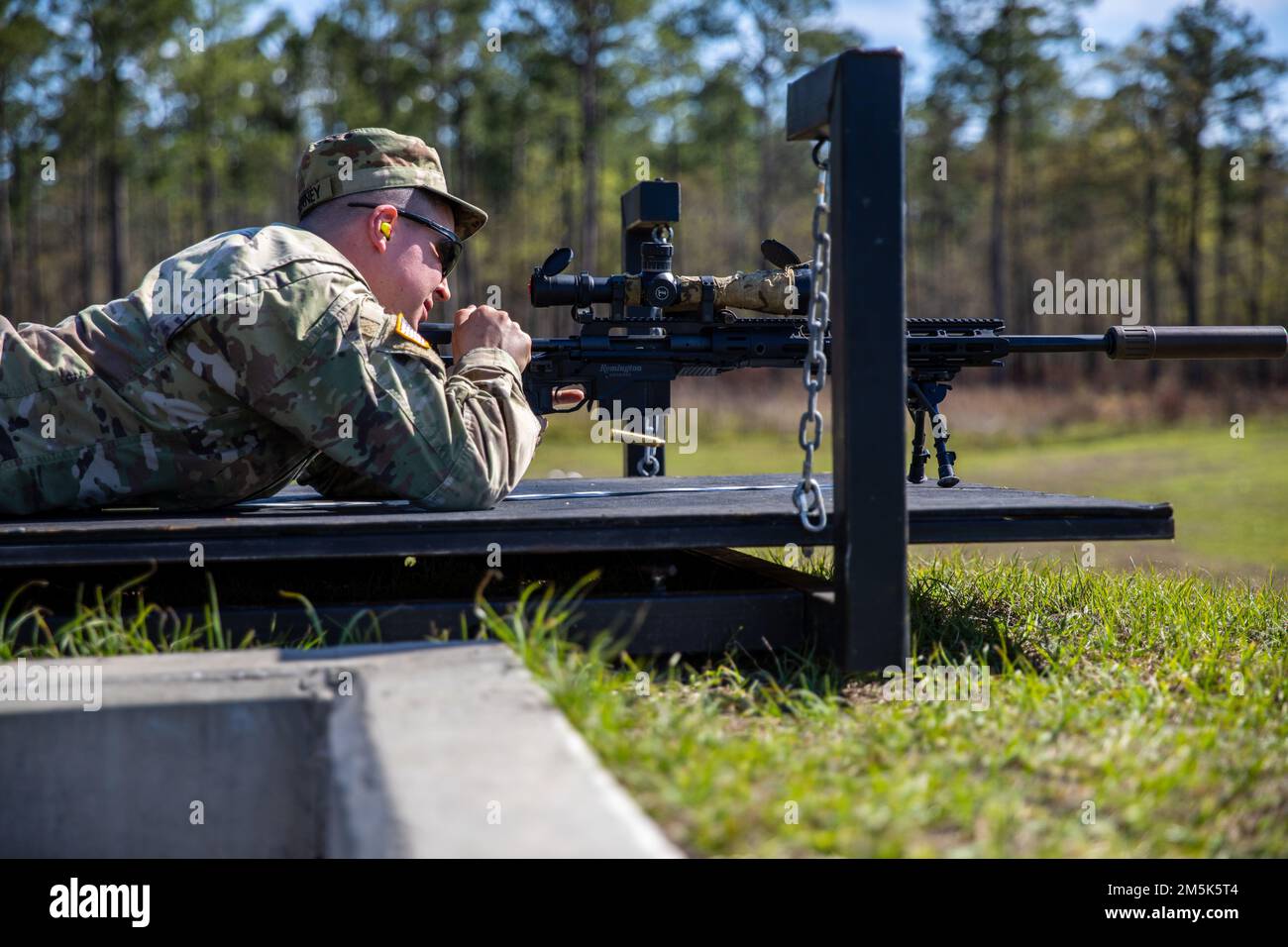 U.S. Army Sergeant Michael McNerney, ein Fallschirmspringer, der das 78. Truppenkommando der Georgia National Guard mit Sitz in Marietta repräsentiert, greift Ziele mit dem M2010 Enhanced Sniper Rifle beim Sniper Event während des 2022 Georgia National Guard Best Warrior Competition in Fort Stewart, Georgia, 21. März 2022 an. Der Wettbewerb der besten Krieger testet die Bereitschaft und Anpassungsfähigkeit unserer Streitkräfte und bereitet unsere georgischen Wachmänner auf die unvorhersehbaren Herausforderungen von heute vor. Stockfoto