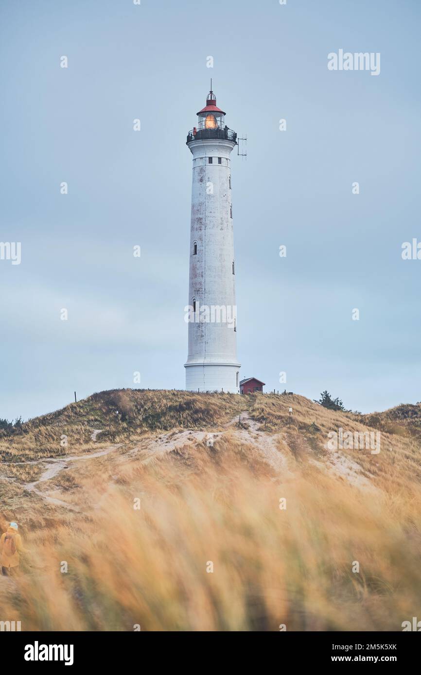 Leuchtturm in den Dünen von Dänemark. Hochwertiges Foto Stockfoto