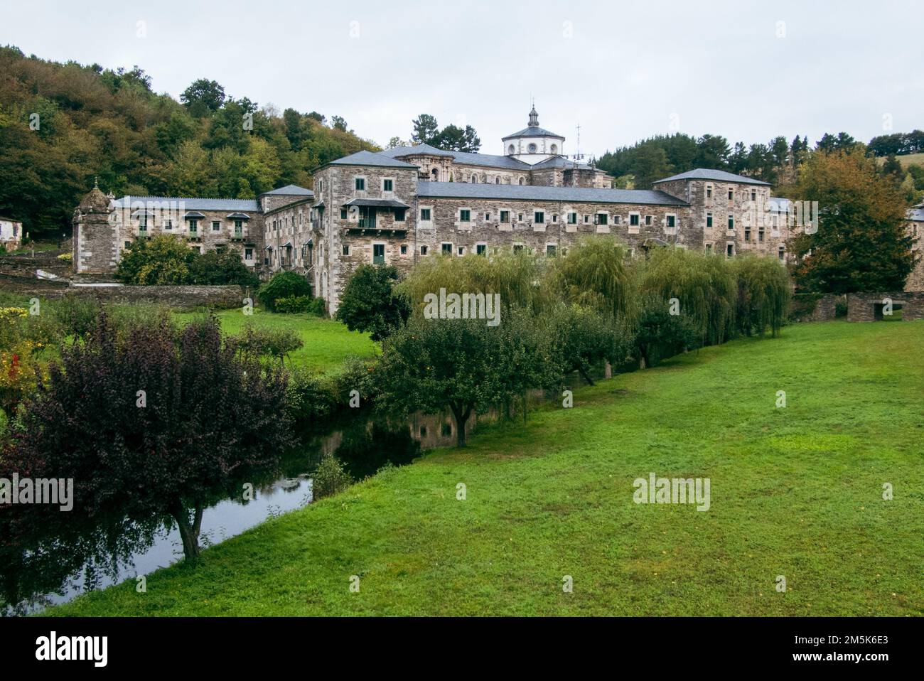 Das Kloster Samos befindet sich im Tal der Río Sarria entlang des St. James Way und stammt in seinen ältesten Teilen aus dem 6. Jahrhundert und gilt daher als eines der ältesten noch existierenden Klöster der Welt. Stockfoto