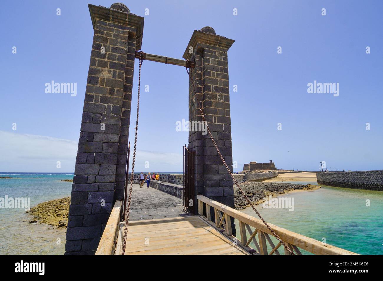 Steinbrücke der Burg San Gabriel de Arrecife Stockfoto