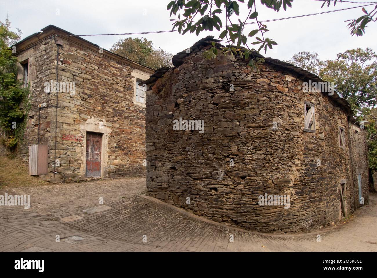 Ein stillgelegtes traditionelles Galicisches Palloza-Gebäude mit ovalem Layout in einem Dorf auf dem Saint James Way nach Santiago de Compostela Stockfoto