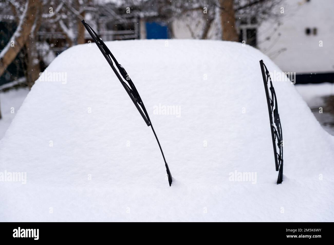 Gefrorene Auto im Winter Schnee bedeckte, Ansicht frontscheibe  Windschutzscheibe und Motorhaube auf verschneiten Hintergrund  Stockfotografie - Alamy