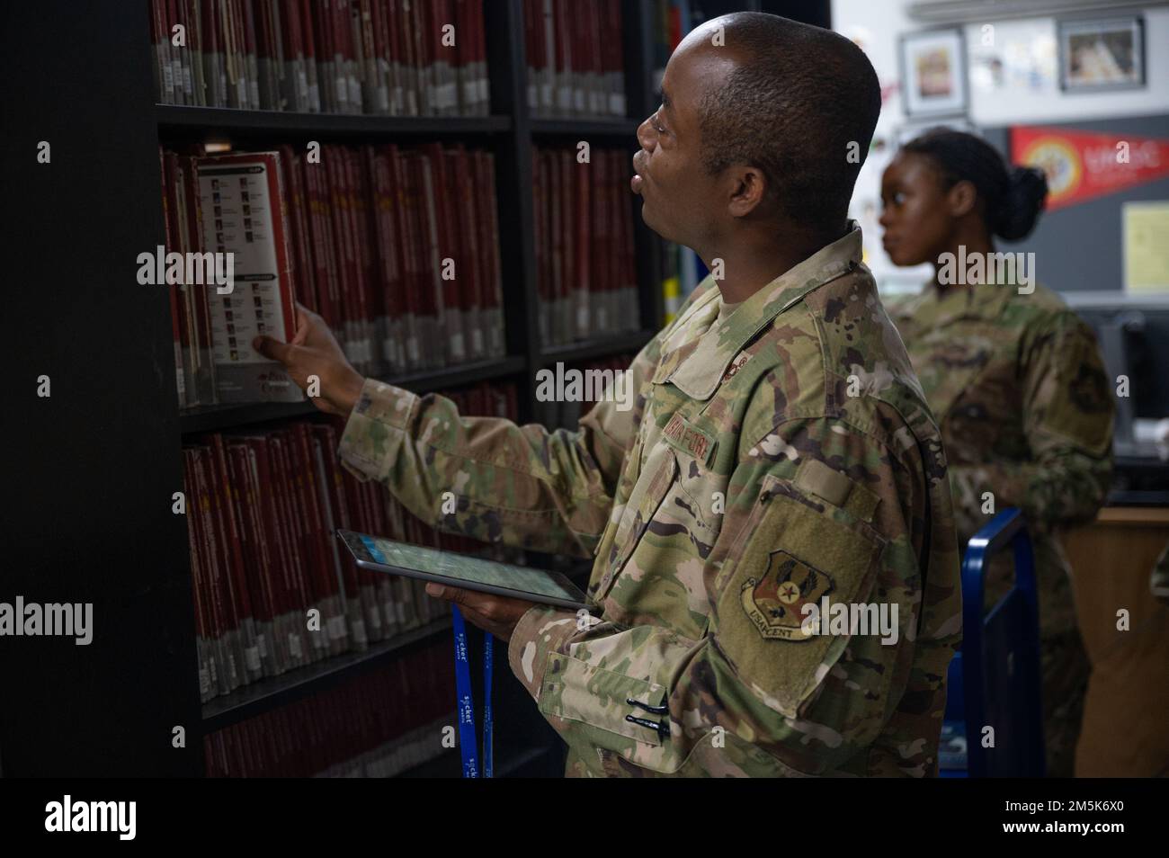 USA Air Force Chief Master Sgt. Olatokunbo Olopade, 380. Air Expeditionary Wing Command Chief, und Senior Airman Sinclair Devoe Mitchell, 380. Expeditionary Force Support Squadron Library Technician, machen Sie eine Bestandsaufnahme im Lernzentrum auf dem Luftwaffenstützpunkt Al Dhafra, Vereinigte Arabische Emirate, 21. März 2022. Olopade arbeitet mit Airmen rund um ADAB im Rahmen eines „Leadership on Location“-Programms zusammen, um die Beiträge zu betonen, die in jeder Staffel für die Air Force-Mission geleistet wurden. Stockfoto