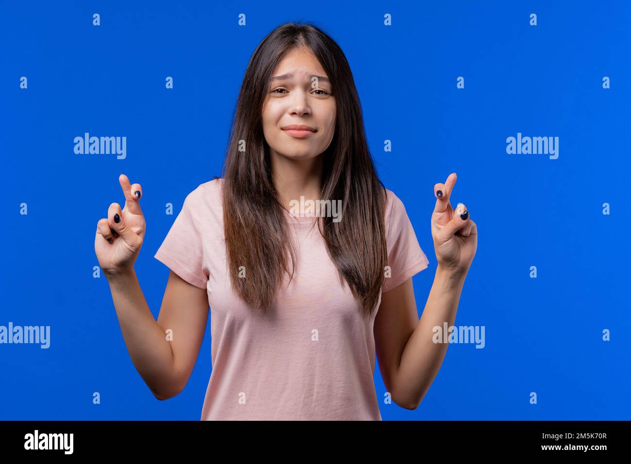 Hbsches Teenager-Mdchen betet mit gedrckten Fingern auf blauem Hintergrund. Frau bittet jemanden, der ihre Wnsche befriedigt, hilft, betet fr ihr Glck in der Prfung Stockfotografie - Alamy Hbsches Teenager-Mdchen betet mit gedrckten Fingern auf blauem Hintergrund. Frau bittet jemanden, der ihre Wnsche befriedigt, hilft, betet fr ihr Glck in der Prfung Stockfotografie - Alamy