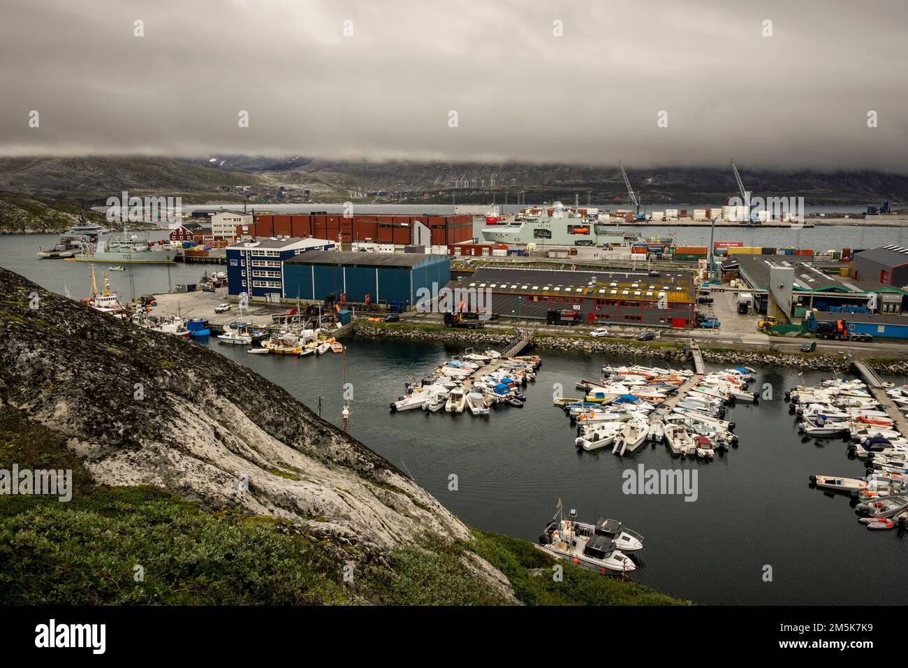 Fischerboote füllen den Hafen im Hafen von Nuuk, Grönland. Stockfoto