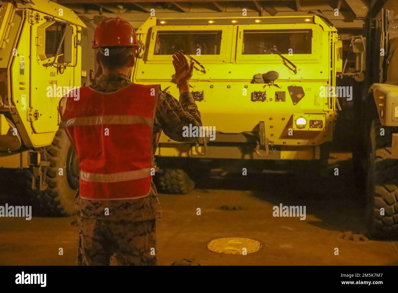 USA Marine Corps Sgt. Juan Rodriguez, ein Kraftfahrzeugbetreiber mit 3. Landing Support Bataillon, Combat Logistics Regiment 3, 3. Marine Logistics Group, leitet ein Logistiksystem-Ersatzsystem (LVSR) aus dem USNS 1. LT. Jack Lummus (T-AK 3011) während der Übung Atlantic Dragon in der Marine Corps Support Facility Blount Island, Jacksonville, Florida, 22. März 2022. 3D LSB führt Atlantic Dragon 22 in Zusammenarbeit mit CLR-37, 3. MLG und Combat Logistics Battalion 451, CLR-45, 4. MLG durch, um Und bereiten Sie Ausrüstung für eine Vielzahl von Zwecken auf der Marine vor Stockfoto USA Marine Corps Sgt. Juan Rodriguez, ein Kraftfahrzeugbetreiber mit 3. Landing Support Bataillon, Combat Logistics Regiment 3, 3. Marine Logistics Group, leitet ein Logistiksystem-Ersatzsystem (LVSR) aus dem USNS 1. LT. Jack Lummus (T-AK 3011) während der Übung Atlantic Dragon in der Marine Corps Support Facility Blount Island, Jacksonville, Florida, 22. März 2022. 3D LSB führt Atlantic Dragon 22 in Zusammenarbeit mit CLR-37, 3. MLG und Combat Logistics Battalion 451, CLR-45, 4. MLG durch, um Und bereiten Sie Ausrüstung für eine Vielzahl von Zwecken auf der Marine vor Stockfoto