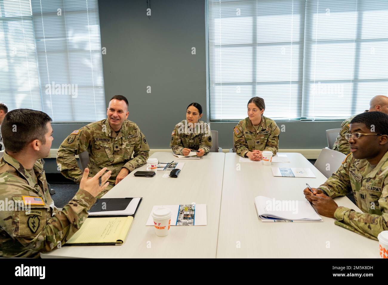 Soldaten aus den USA Army Pacific und das erste Korps der USA nehmen an einem Kurs für Humanitarian Assistance Response Training in Conflict Teil, der vom Center for Excellence in Disaster Management and Humanitarian Assistance auf Ford Island, Hawaii, am 21. März 2022 durchgeführt wird. Das Center for Excellence in Disaster Management bietet akademische Forschung, zivilmilitärische Koordinationsschulungen und betriebliche Einblicke, um die Entscheidungsfindung vor, während und nach Krisen zu unterstützen. Stockfoto