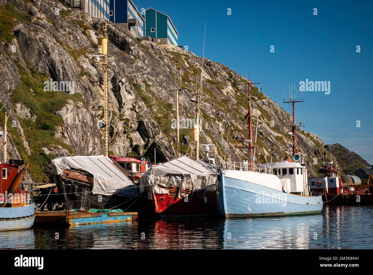 Fischerboote füllen den Hafen im Hafen von Nuuk, Grönland. Stockfoto