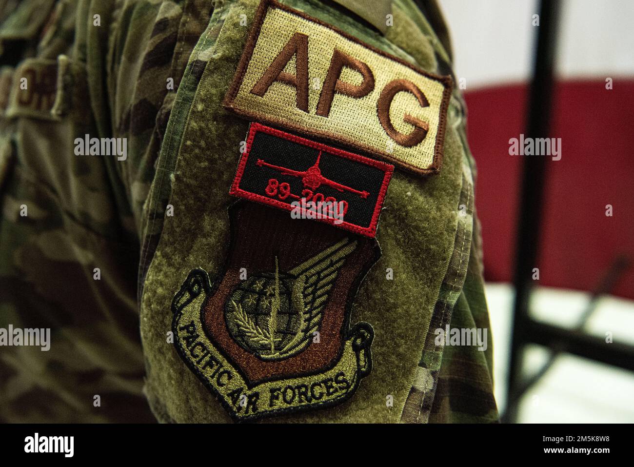 Ein Airman mit der 36. Aircraft Maintenance Unit trägt ihr neues Patch, nachdem er am 21. März 2022 zum speziellen Crew Chief am Luftwaffenstützpunkt Osan, Republik Korea, ernannt wurde. Die DCCs wurden mit Patches sowie einer Münze und einem Zertifikat zur Erinnerung an den Meilenstein der DCC-Entwicklung versehen. Stockfoto