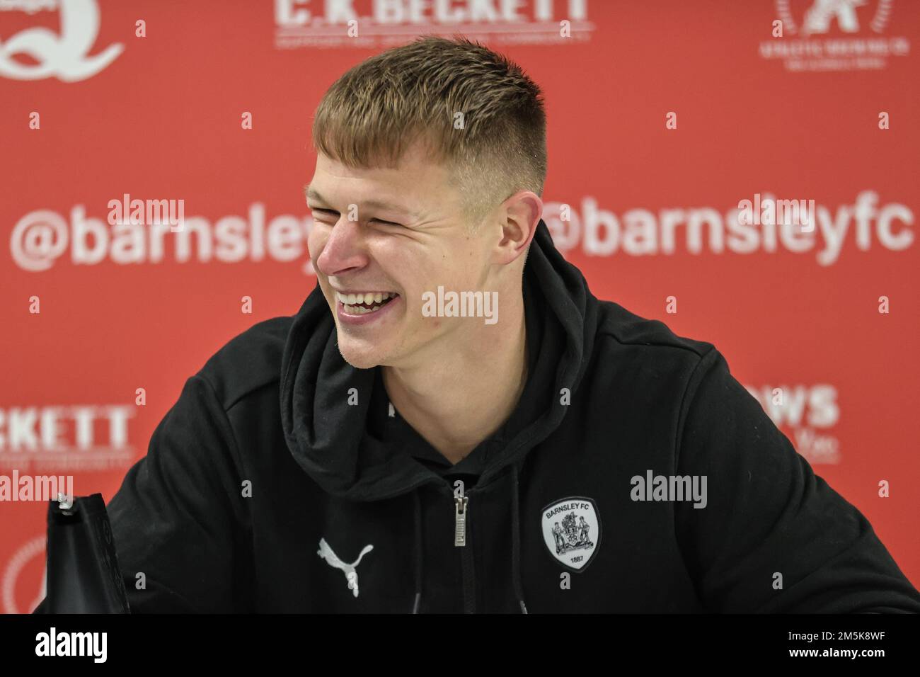 Barnsley, Großbritannien. 29. Dezember 2022. Mads Andersen #6 von Barnsley spricht vor der Presse, nachdem Barnsley 2-1 gewonnen hat, während er sein 150.-Spiel für den Club während des Sky Bet League 1-Spiels Barnsley vs Fleetwood Town in Oakwell, Barnsley, Großbritannien, 29. Dezember 2022 (Foto von Mark Cosgrove/News) in Barnsley, Vereinigtes Königreich am 12/29/2022. (Foto: Mark Cosgrove/News Images/Sipa USA) Guthaben: SIPA USA/Alamy Live News Stockfoto