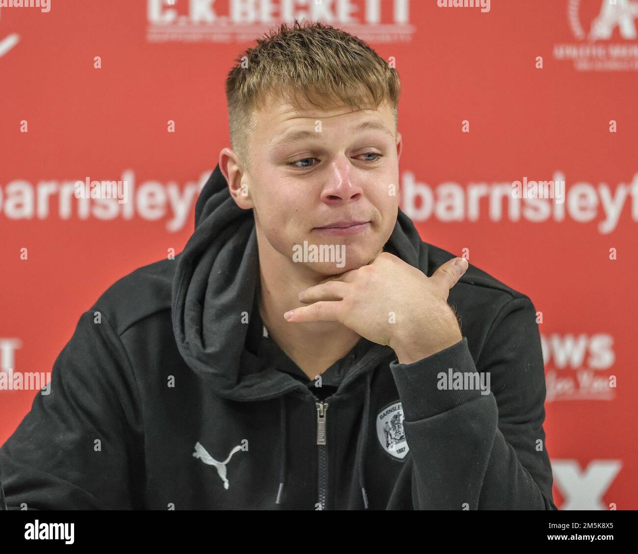 Barnsley, Großbritannien. 29. Dezember 2022. Mads Andersen #6 von Barnsley spricht vor der Presse, nachdem Barnsley 2-1 gewonnen hat, während er sein 150.-Spiel für den Club während des Sky Bet League 1-Spiels Barnsley vs Fleetwood Town in Oakwell, Barnsley, Großbritannien, 29. Dezember 2022 (Foto von Mark Cosgrove/News) in Barnsley, Vereinigtes Königreich am 12/29/2022. (Foto: Mark Cosgrove/News Images/Sipa USA) Guthaben: SIPA USA/Alamy Live News Stockfoto