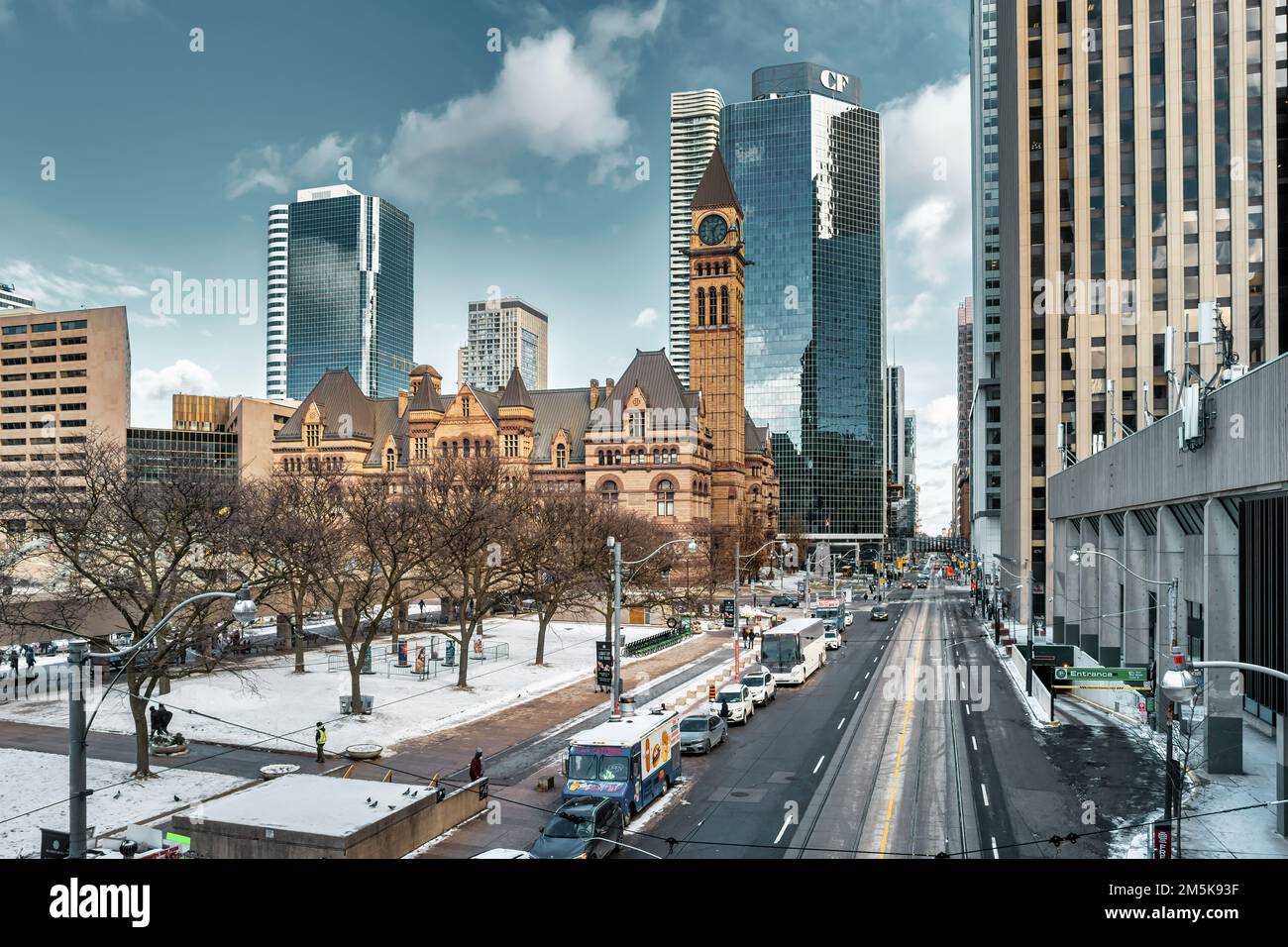 Queen Street mit dem alten Rathaus in Downtown Toronto, Ontario, Kanada Stockfoto