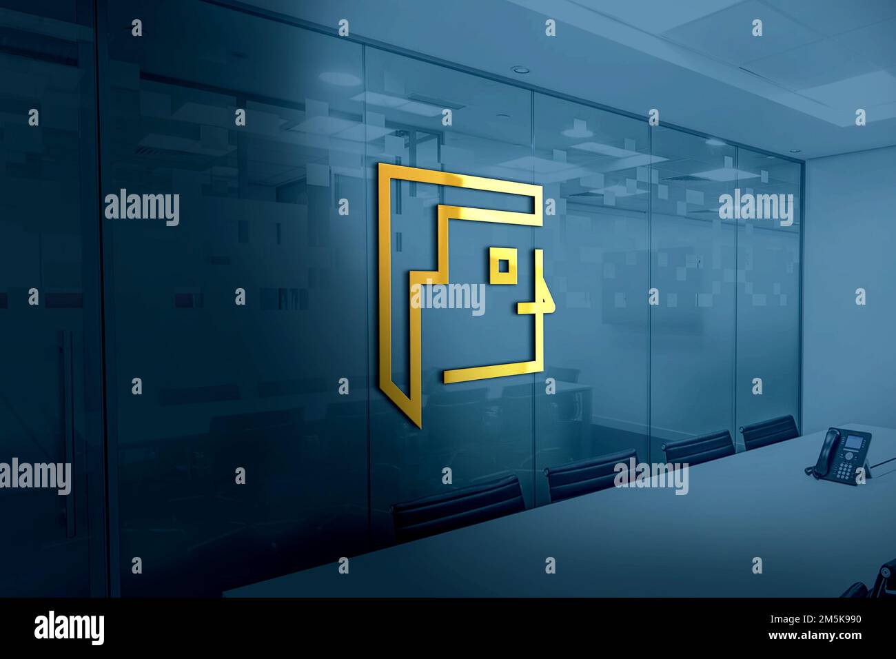 Ein goldenes Logo aus dem Jahr 3D an einer Wand in einem Besprechungsraum des Firmenbüros Stockfoto