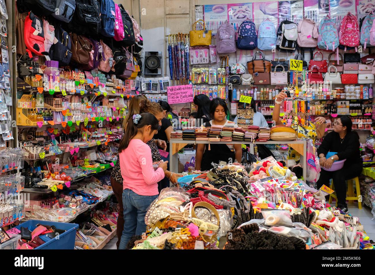 Billige Waren, die in einem kleinen Geschäft auf dem Lucas de Galvez Markt im Zentrum von Merida, Yucatan, Mexiko verkauft werden Stockfoto